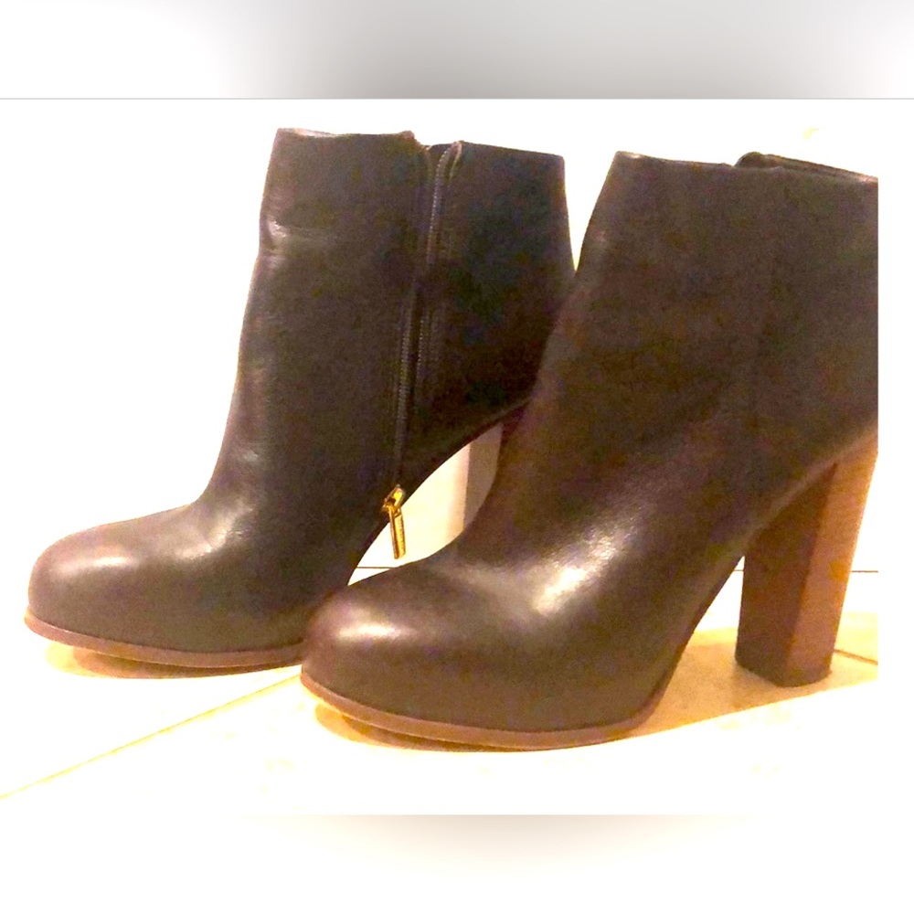Vince Camuto Brown Grenadine Bootie sz 9
